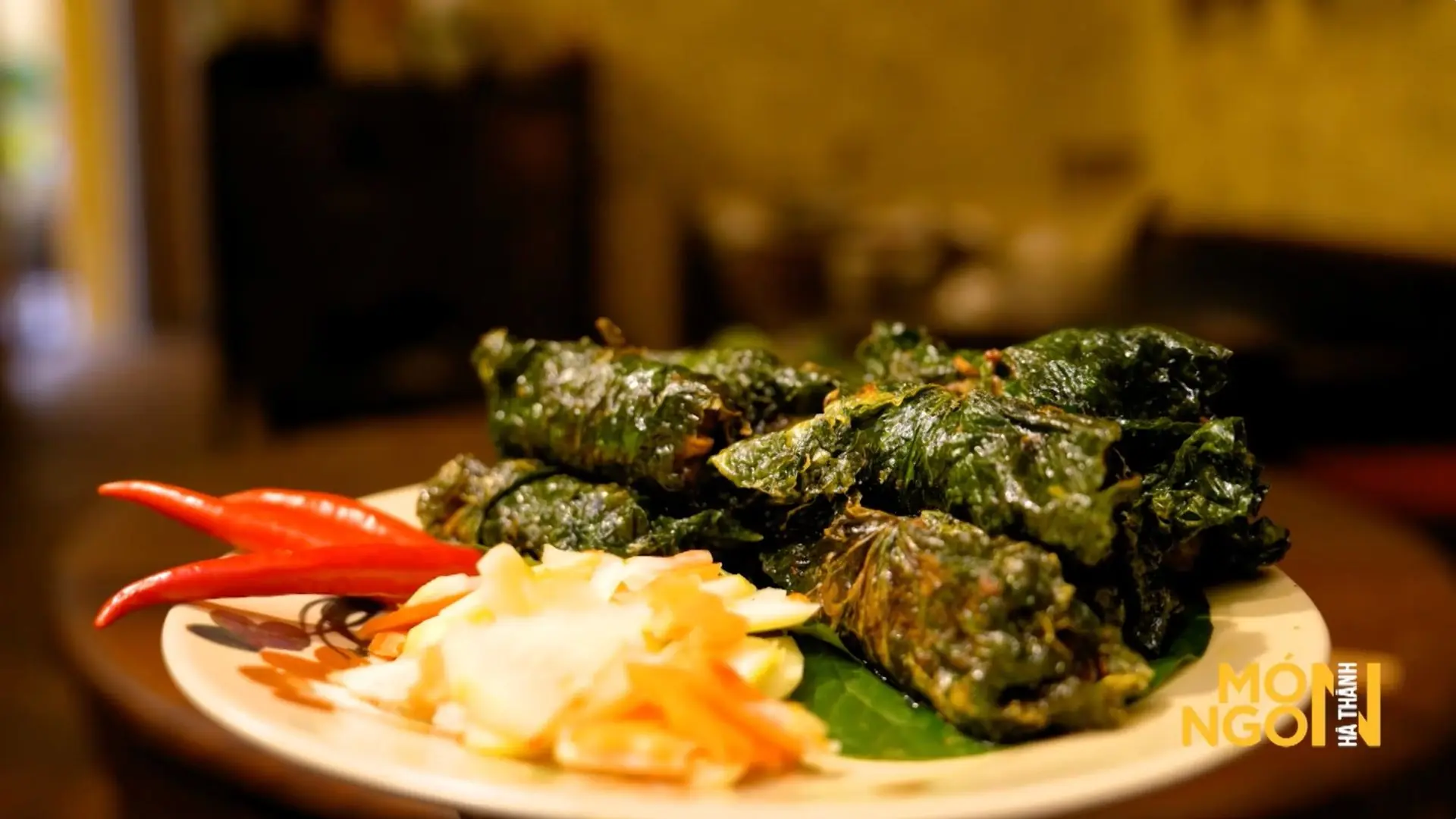 Thưởng thức chả ốc cuốn lá lốt, vị quê giữa phố